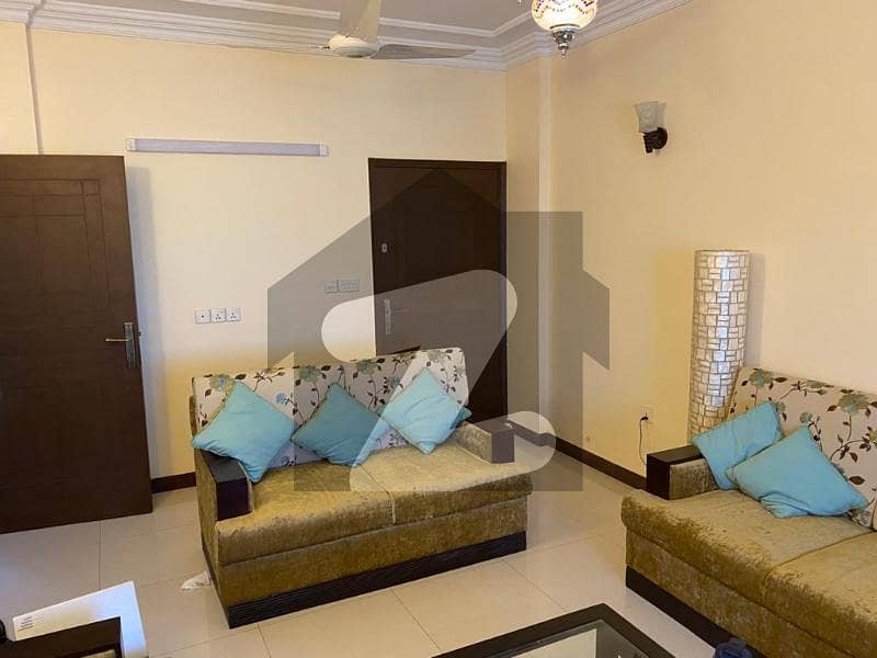 کلفٹن ۔ بلاک 9 کلفٹن کراچی میں 3 کمروں کا 9 مرلہ فلیٹ 3.5 کروڑ میں برائے فروخت۔