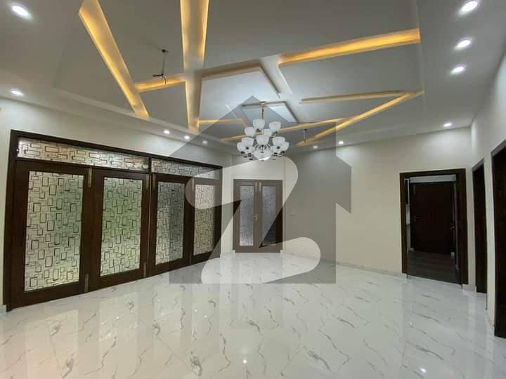 بحریہ ٹاؤن سیکٹر B بحریہ ٹاؤن لاہور میں 2 کمروں کا 10 مرلہ زیریں پورشن 42 ہزار میں کرایہ پر دستیاب ہے۔