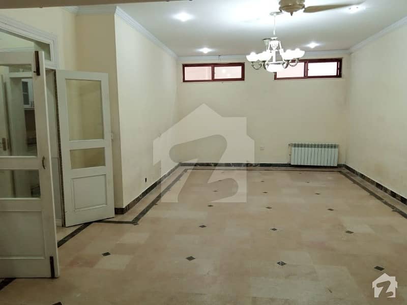 ایف ۔ 11 اسلام آباد میں 8 کمروں کا 1.33 کنال مکان 9 کروڑ میں برائے فروخت۔