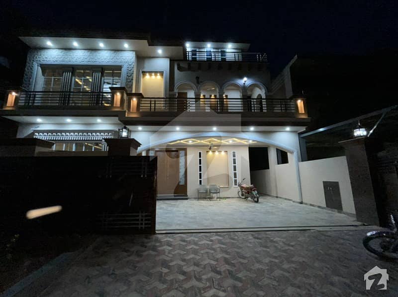 House Of 2700  Square Feet In Madina Town For Sale