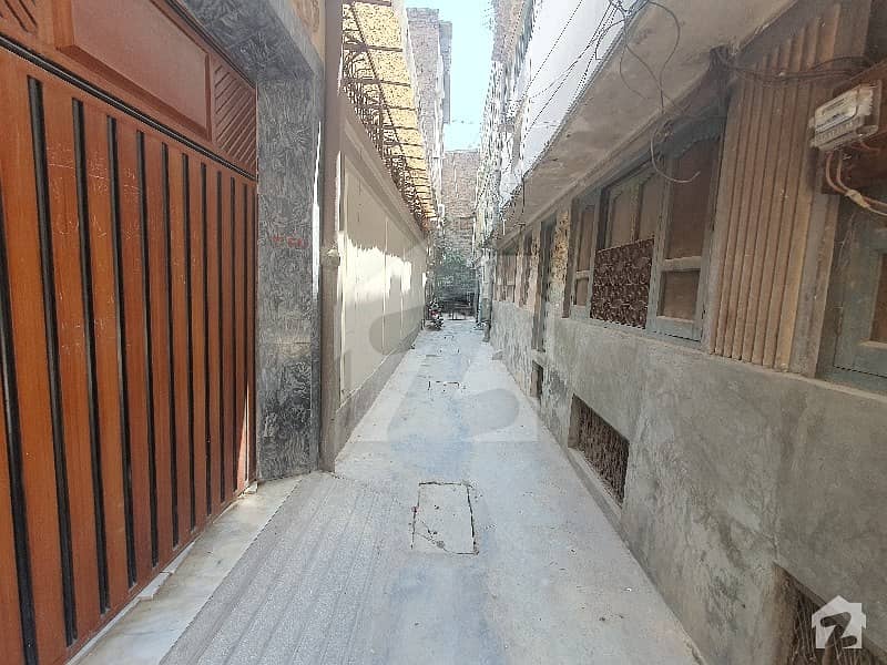 اشرف روڈ پشاور میں 8 کمروں کا 6 مرلہ مکان 3 کروڑ میں برائے فروخت۔