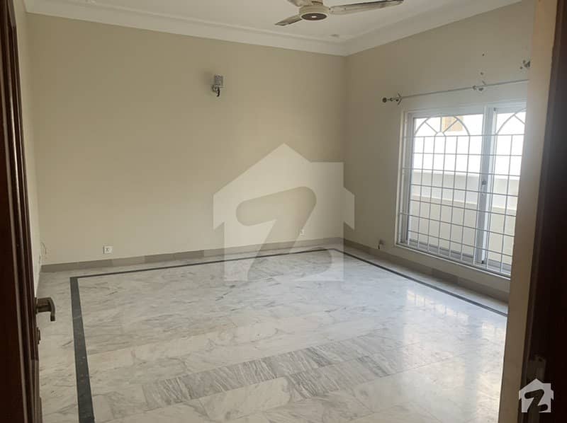 Upper Portion Of 3200  Square Feet Is Available In Contemporary Neighborhood Of G-13/2