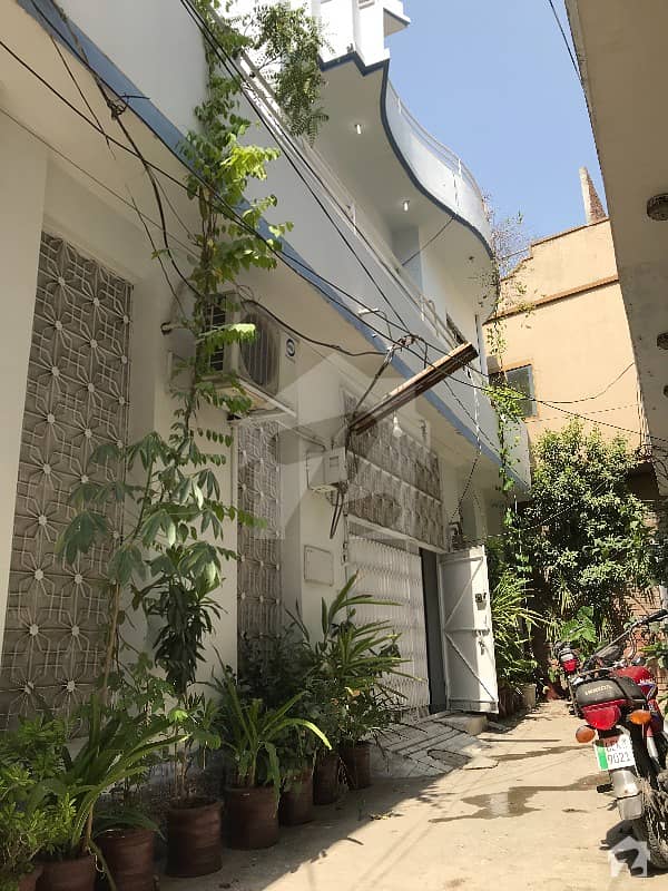 علامہ اقبال ٹاؤن لاہور میں 4 کمروں کا 6 مرلہ مکان 1.6 کروڑ میں برائے فروخت۔