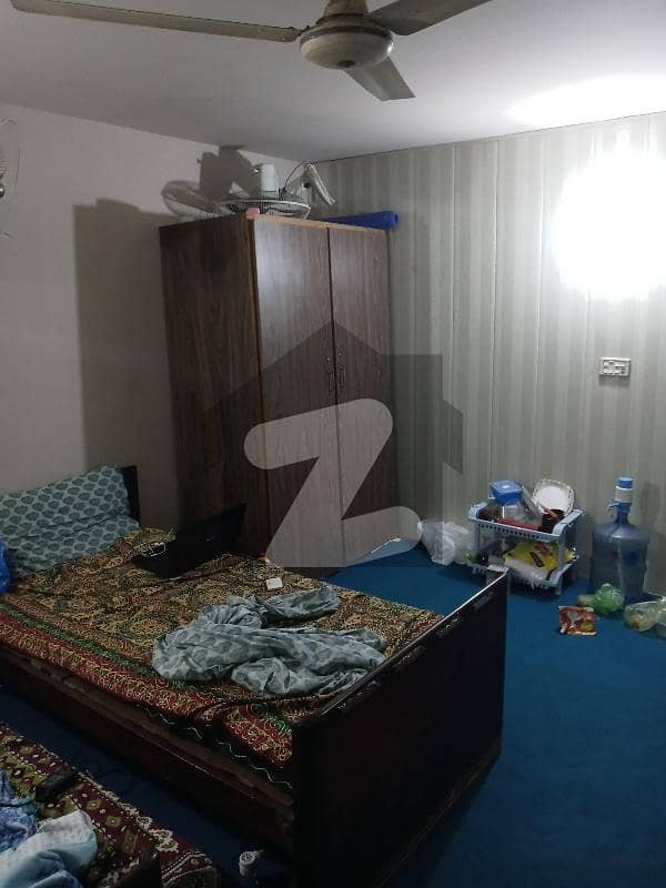 شوکت خانم روڈ لاہور میں 1 کمرے کا 5 مرلہ کمرہ 23 ہزار میں کرایہ پر دستیاب ہے۔