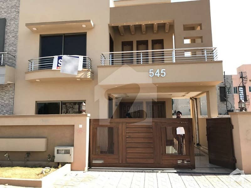 بحریہ ٹاؤن فیز 4 بحریہ ٹاؤن راولپنڈی راولپنڈی میں 5 کمروں کا 10 مرلہ مکان 3.1 کروڑ میں برائے فروخت۔