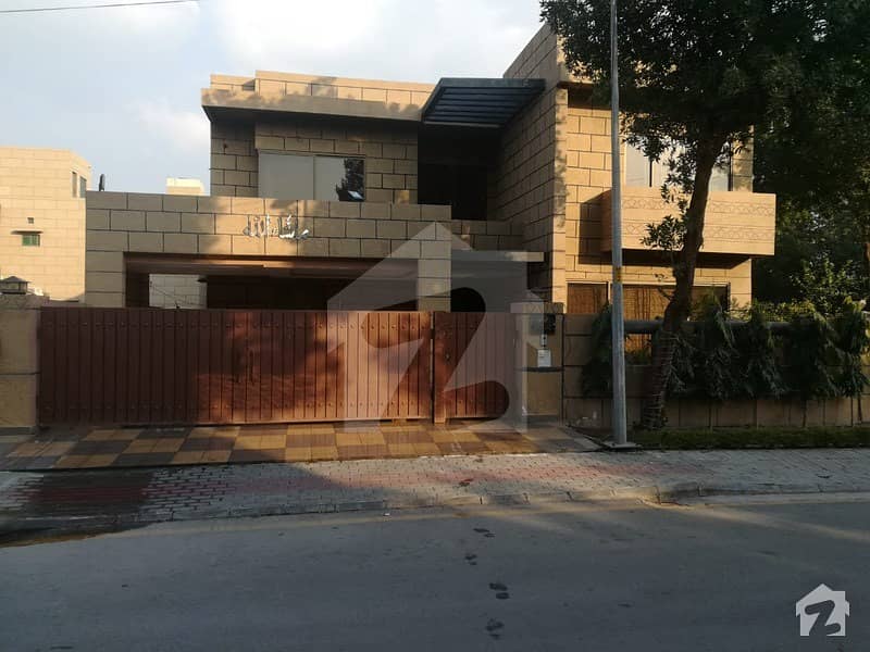 بحریہ سپرنگ بحریہ ٹاؤن سیکٹر B بحریہ ٹاؤن لاہور میں 5 کمروں کا 1 کنال مکان 4 کروڑ میں برائے فروخت۔