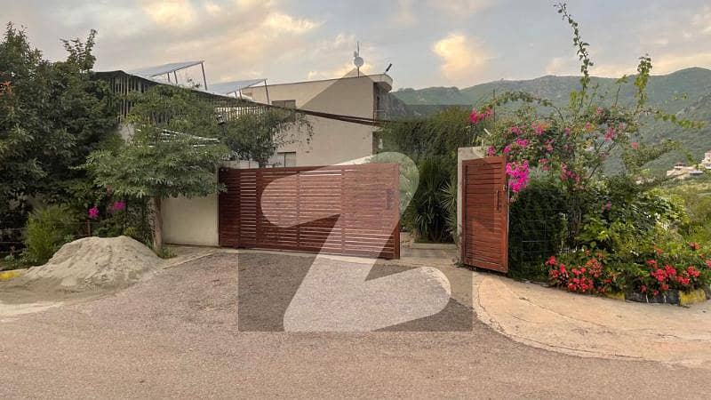 4500 Square Feet Spacious Farm House Is Available In Margalla Valley - C-12 For Rent