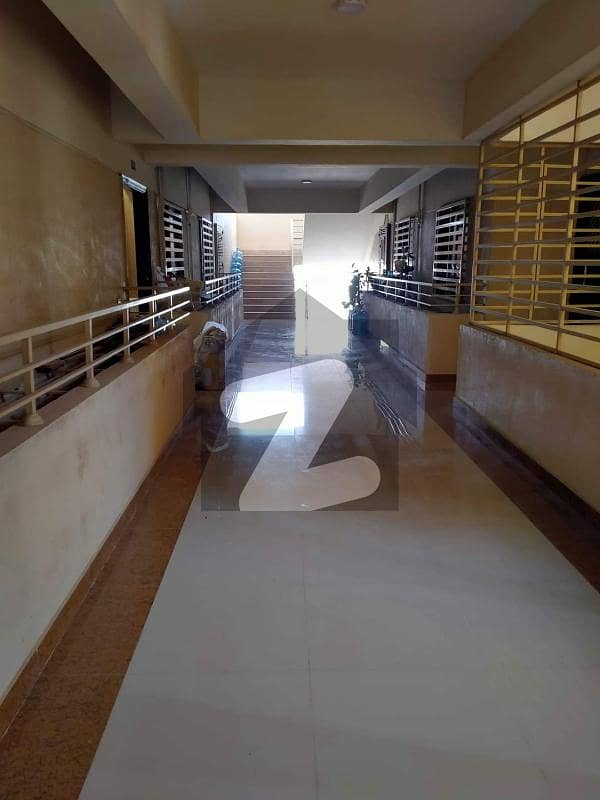 سٹی ٹاور اینڈ شاپنگ مال یونیورسٹی روڈ کراچی میں 2 کمروں کا 6 مرلہ فلیٹ 1.05 کروڑ میں برائے فروخت۔