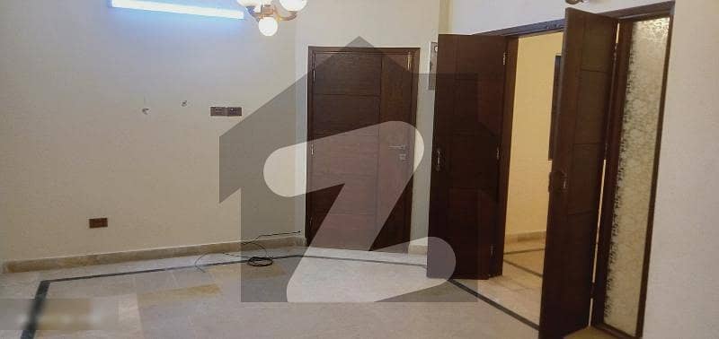 کلفٹن ۔ بلاک 4 کلفٹن کراچی میں 3 کمروں کا 7 مرلہ فلیٹ 1.55 کروڑ میں برائے فروخت۔