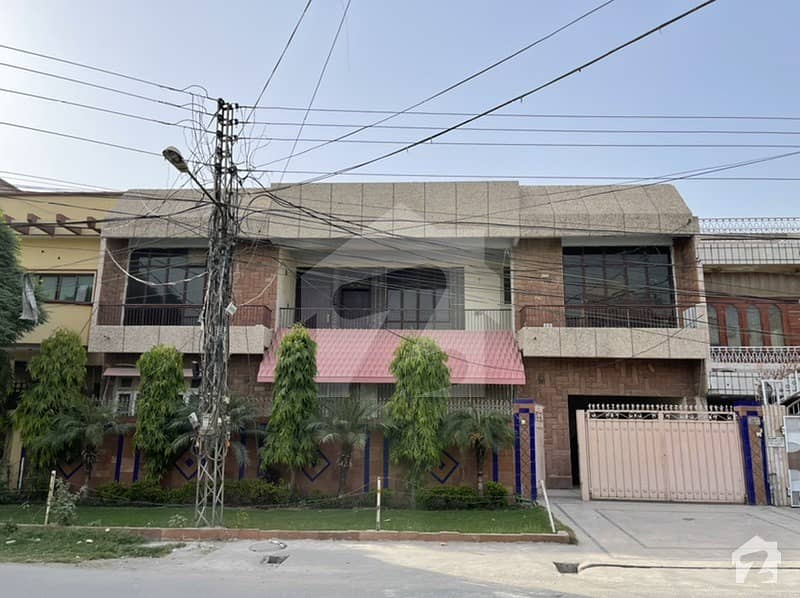 17.5 Marla House Located In The Central Area Of Lahore In New Chauburji Park