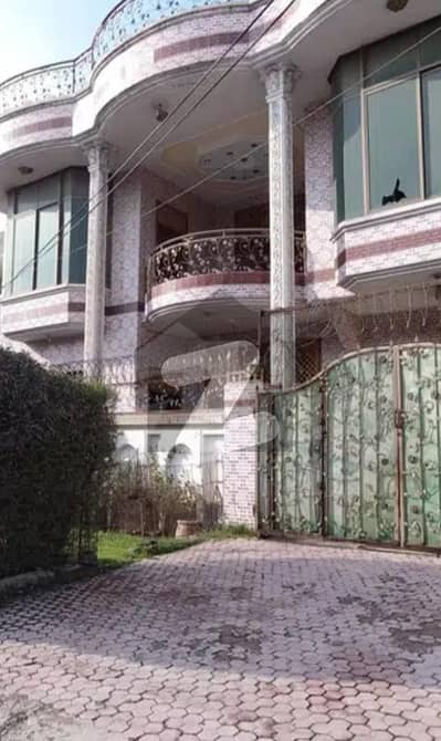 ہولی فیملی روڈ راولپنڈی میں 6 کمروں کا 11 مرلہ مکان 7.15 کروڑ میں برائے فروخت۔