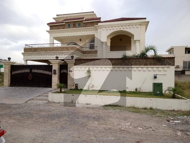 500 Sq Yard Ultra Luxury House for Sale on Prime Location
