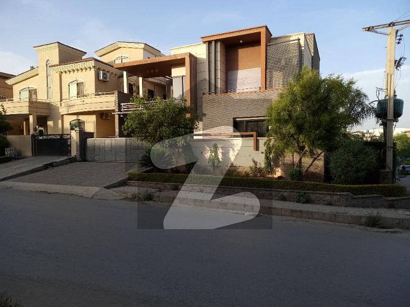 500 Sq Yard Corner Triple Storey Luxury House For Sale