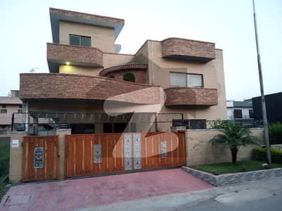 400 Sq Yard Beautiful House for Sale For Investors