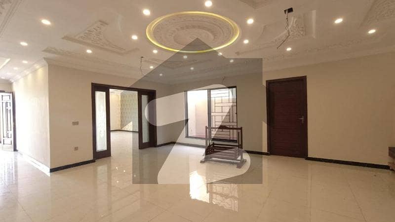 1 KANAL GOOD LOCATION HOUSE AVAILABLE FOR SALE IN Nasheman-E-Iqbal Phase 2