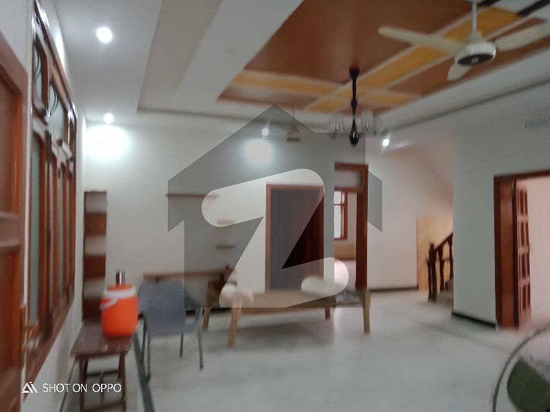حیات آباد فیز 3 حیات آباد پشاور میں 6 کمروں کا 10 مرلہ مکان 4.2 کروڑ میں برائے فروخت۔