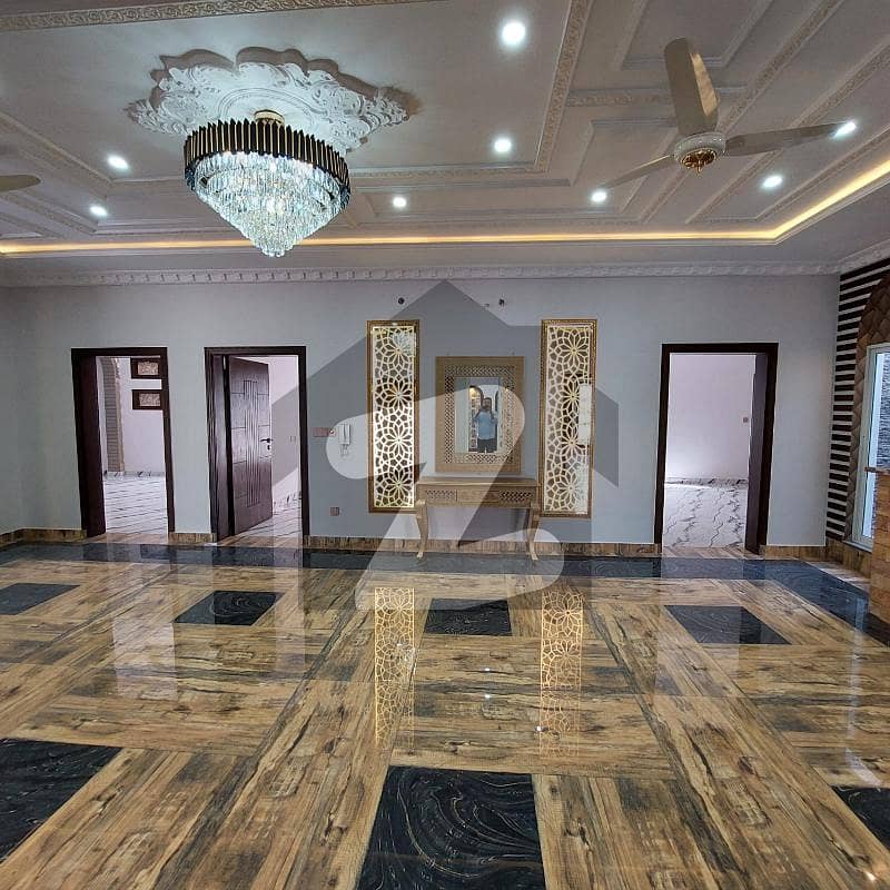 بحریہ ٹاؤن سیکٹر ای بحریہ ٹاؤن لاہور میں 8 کمروں کا 18 مرلہ مکان 5.2 کروڑ میں برائے فروخت۔