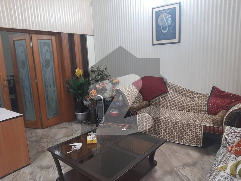 مدینہ ٹاؤن فیصل آباد میں 5 کمروں کا 10 مرلہ مکان 2.75 کروڑ میں برائے فروخت۔