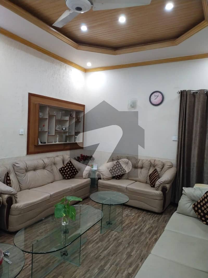 مدینہ ٹاؤن فیصل آباد میں 3 کمروں کا 10 مرلہ مکان 2.6 کروڑ میں برائے فروخت۔