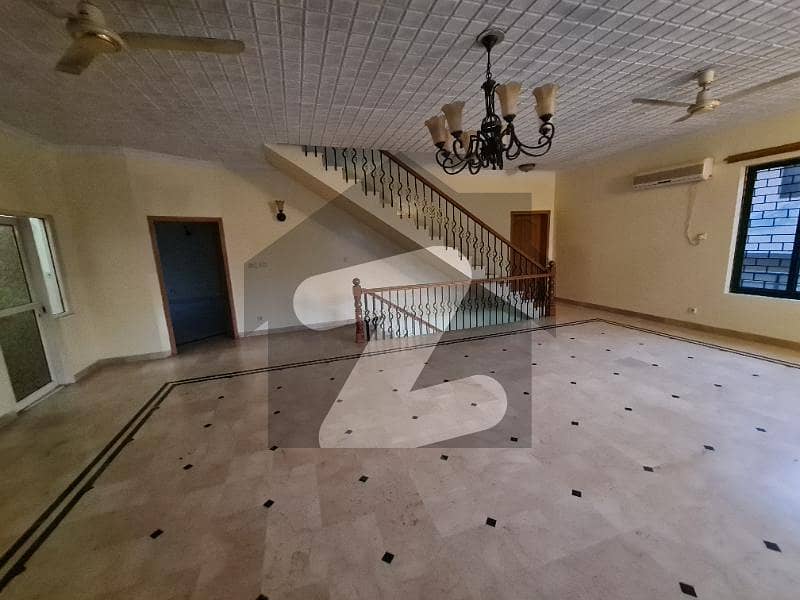 LIVABLE OLD HOUSE 35x80 AVAILABLE FOR SALE IN I-8 ISLAMABAD