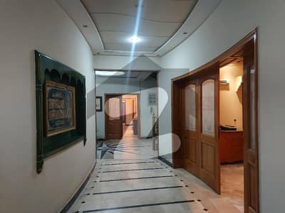 جوہر ٹاؤن فیز 1 جوہر ٹاؤن لاہور میں 5 کمروں کا 1 کنال عمارت 11 کروڑ میں برائے فروخت۔