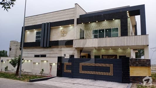 سٹی ہاؤسنگ فیصل آباد میں 6 کمروں کا 17 مرلہ مکان 3.75 کروڑ میں برائے فروخت۔