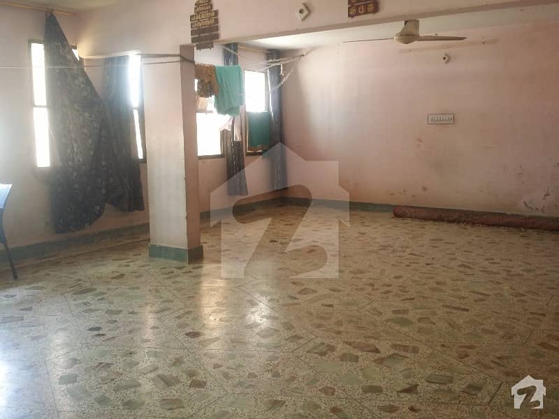 First Floor Flat Available In Reasonable Price. M. a Jinnah Road Near Hashmani Hospital  And Close To Ali Raza Imambargah