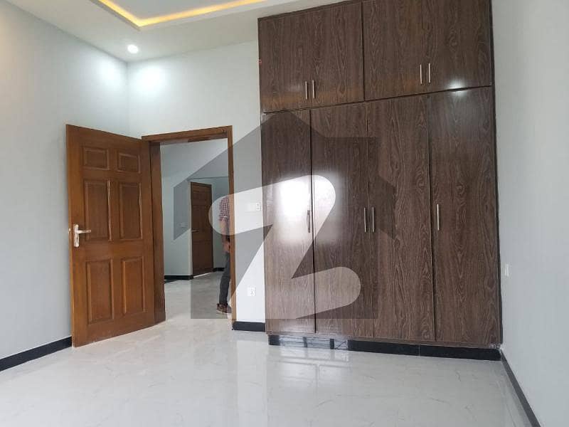 مارگلہ ویو ہاؤسنگ سوسائٹی ڈی ۔ 17 اسلام آباد میں 4 کمروں کا 5 مرلہ مکان 1.35 کروڑ میں برائے فروخت۔