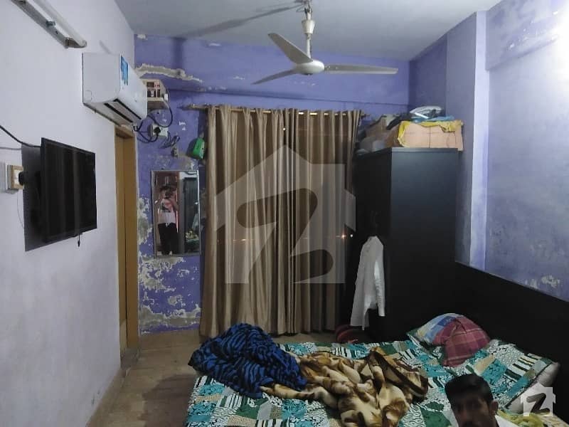 شاہی بازار حیدر آباد میں 2 کمروں کا 2 مرلہ فلیٹ 25 لاکھ میں برائے فروخت۔
