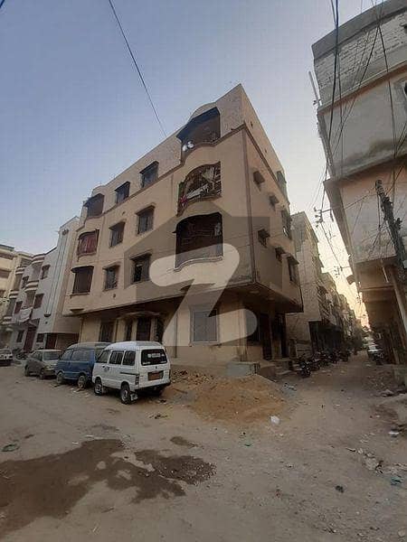 عزیز آباد گلبرگ ٹاؤن کراچی میں 4 کمروں کا 6 مرلہ بالائی پورشن 1.3 کروڑ میں برائے فروخت۔