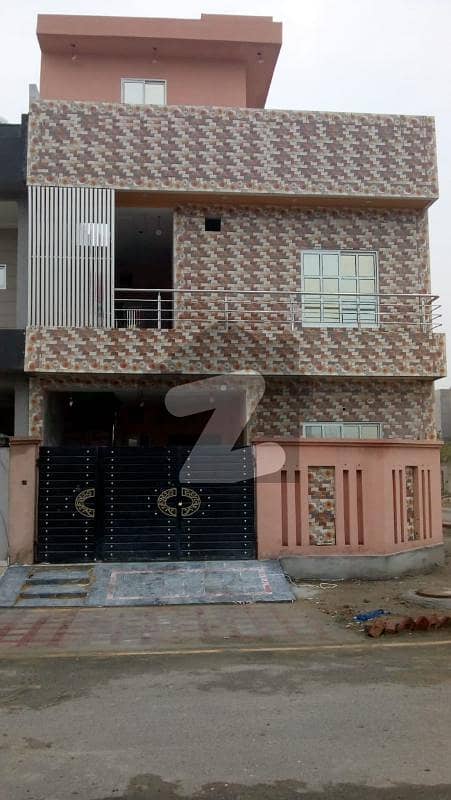 گرینڈ ایوینیوز ہاؤسنگ سکیم لاہور میں 5 کمروں کا 5 مرلہ مکان 1 کروڑ میں برائے فروخت۔
