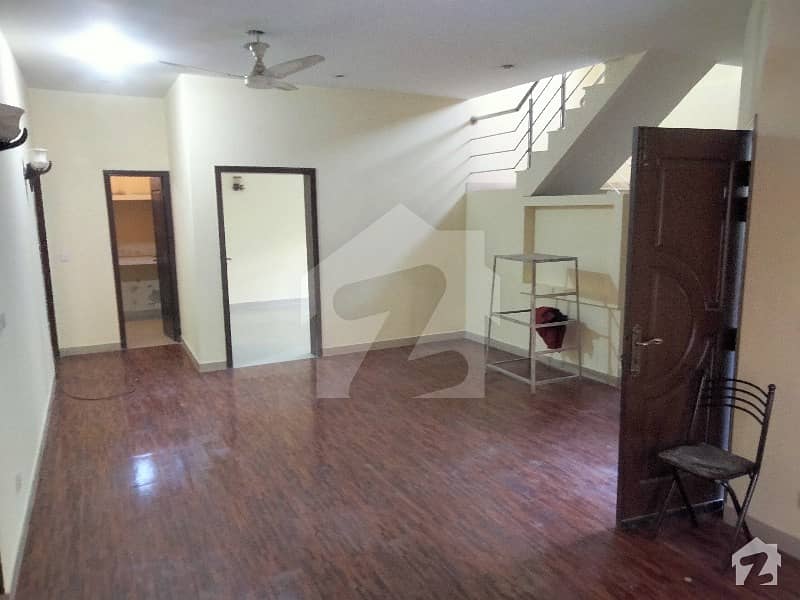 اسٹیٹ لائف ہاؤسنگ سوسائٹی لاہور میں 5 کمروں کا 10 مرلہ مکان 85 ہزار میں کرایہ پر دستیاب ہے۔