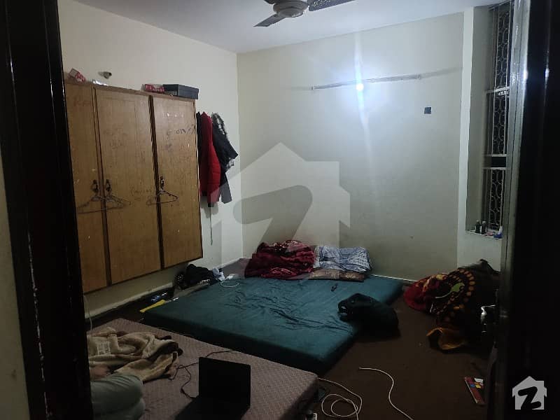 یو ایم ٹی روڈ یو ایم ٹی سوسائٹی لاہور میں 1 کمرے کا 5 مرلہ کمرہ 18 ہزار میں کرایہ پر دستیاب ہے۔