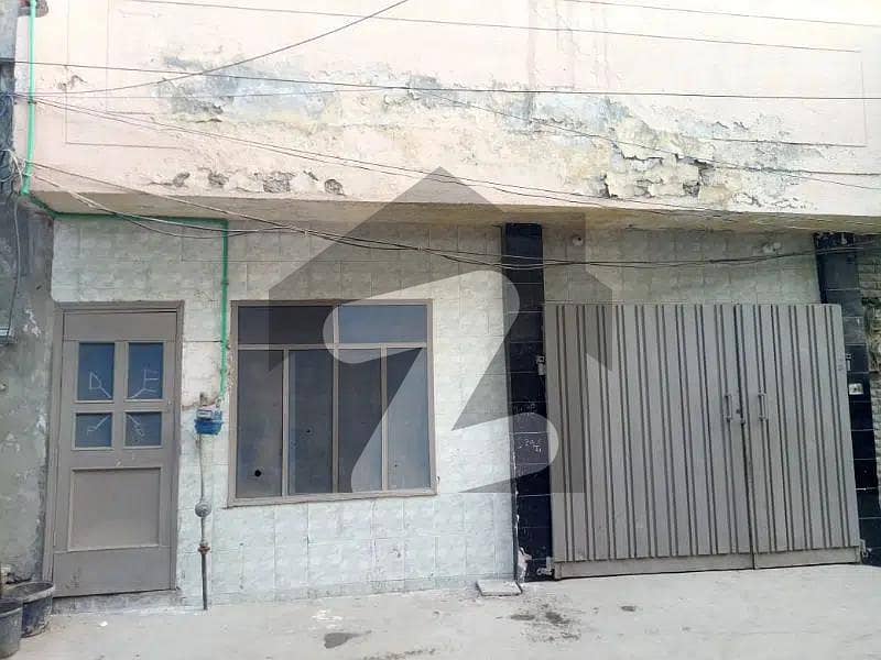مدینہ ٹاؤن فیصل آباد میں 5 کمروں کا 4 مرلہ مکان 1 کروڑ میں برائے فروخت۔