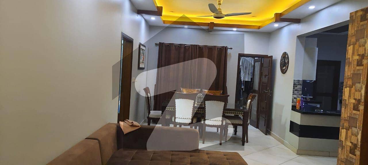 پی ای سی ایچ ایس بلاک 6 پی ای سی ایچ ایس جمشید ٹاؤن کراچی میں 4 کمروں کا 7 مرلہ فلیٹ 3.25 کروڑ میں برائے فروخت۔