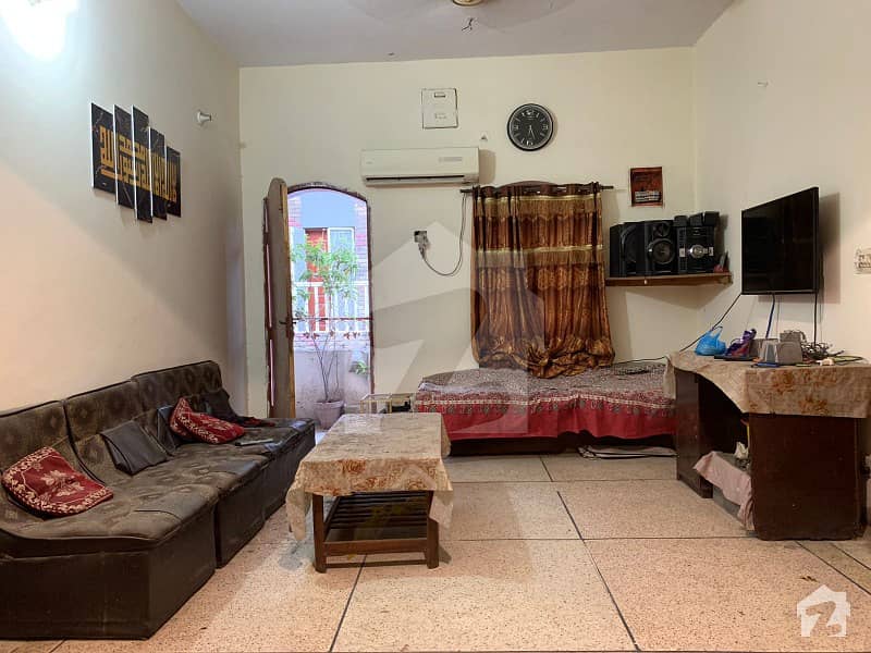 اچھرہ لاہور میں 5 کمروں کا 5 مرلہ مکان 1.4 کروڑ میں برائے فروخت۔