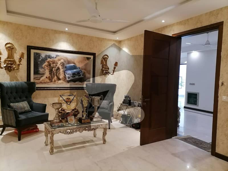 ماڈل ٹاؤن لاہور میں 5 کمروں کا 2 کنال مکان 15 کروڑ میں برائے فروخت۔