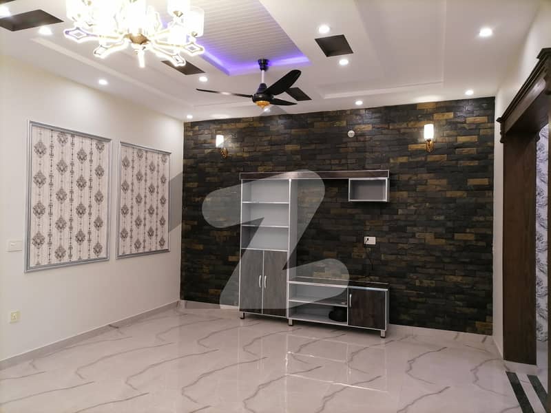 نشیمنِ اقبال فیز 1 نشیمنِ اقبال لاہور میں 5 کمروں کا 10 مرلہ مکان 3.5 کروڑ میں برائے فروخت۔