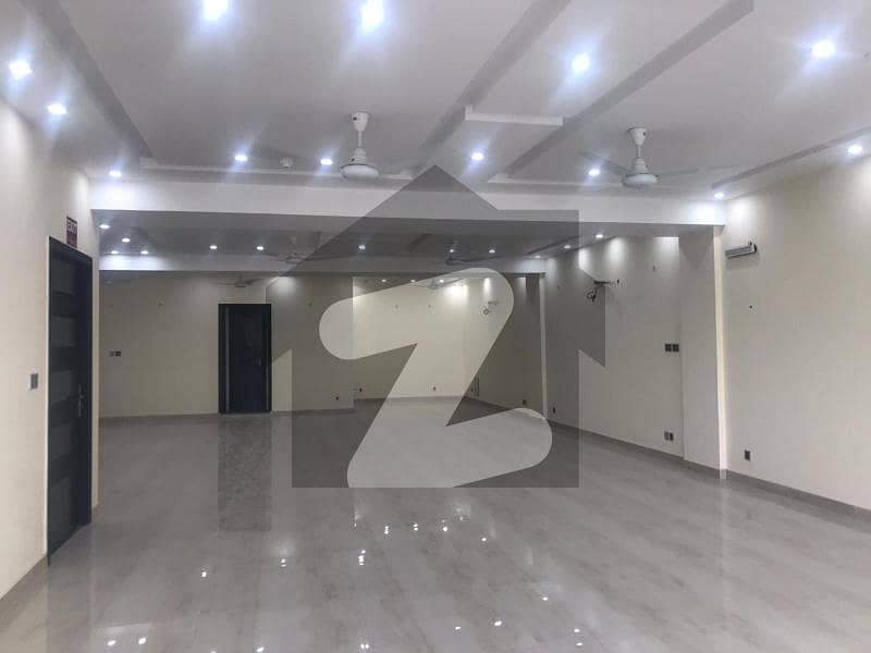 ڈی ایچ اے فیز 5 - ڈبل سی اے بلاک فیز 5 ڈیفنس (ڈی ایچ اے) لاہور میں 1 کمرے کا 8 مرلہ دفتر 1.6 لاکھ میں کرایہ پر دستیاب ہے۔