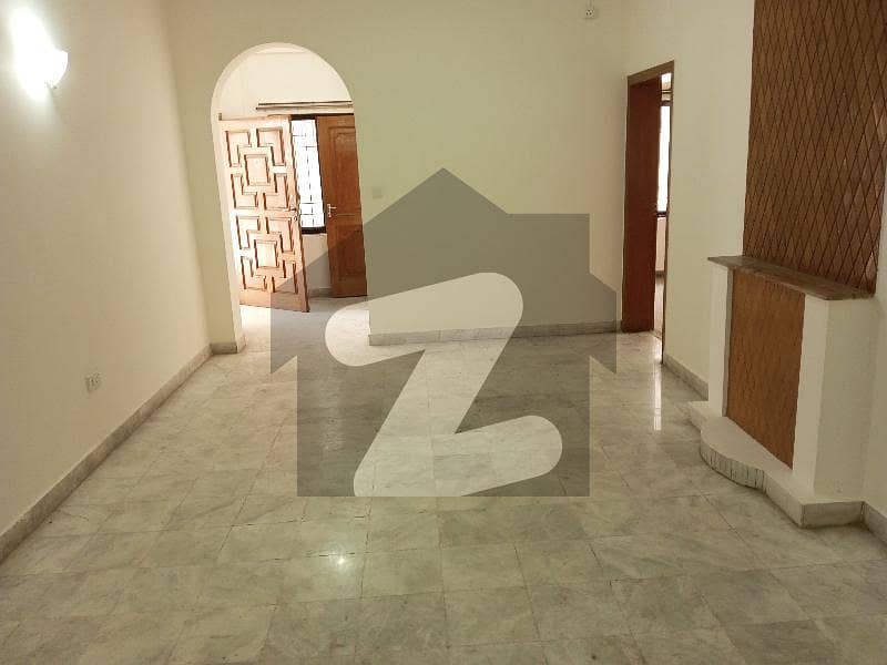 ایف ۔ 8 اسلام آباد میں 4 کمروں کا 18 مرلہ مکان 3 لاکھ میں کرایہ پر دستیاب ہے۔