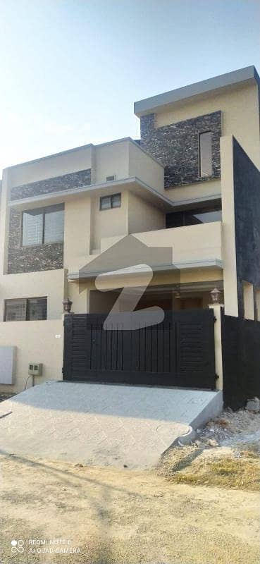 فیصل ٹاؤن - ایف ۔ 18 اسلام آباد میں 5 کمروں کا 8 مرلہ مکان 2.4 کروڑ میں برائے فروخت۔