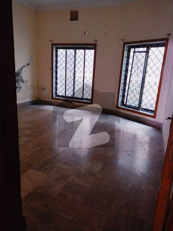 خیابانِ گارڈنز فیصل آباد میں 2 کمروں کا 11 مرلہ زیریں پورشن 45 ہزار میں کرایہ پر دستیاب ہے۔