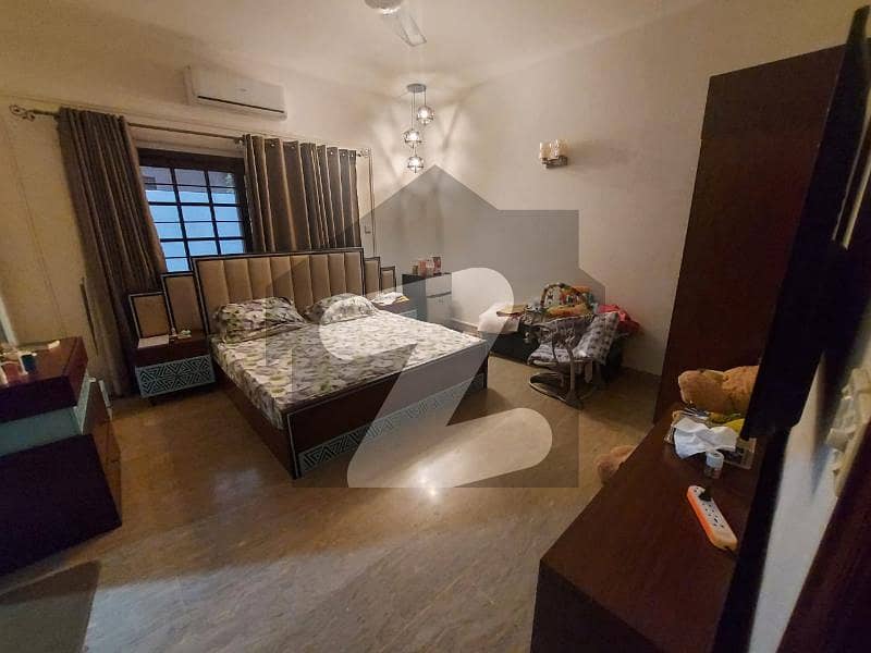 ڈی ایچ اے فیز 7 ڈی ایچ اے کراچی میں 5 کمروں کا 1 کنال مکان 10 کروڑ میں برائے فروخت۔