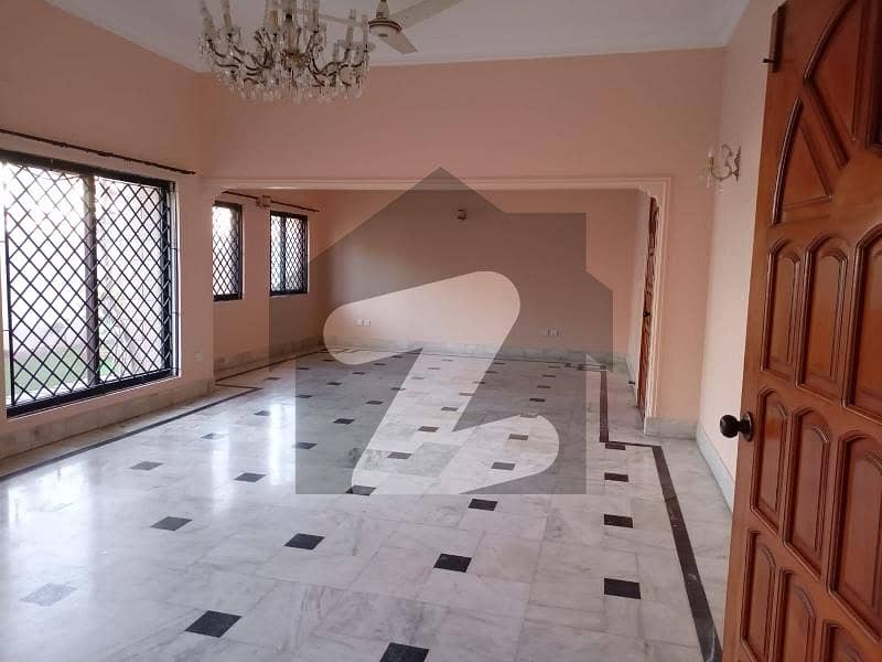 ڈی ایچ اے فیز 7 ڈی ایچ اے کراچی میں 6 کمروں کا 1 کنال مکان 9.5 کروڑ میں برائے فروخت۔