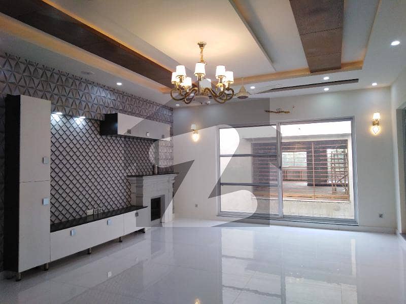 بحریہ ٹاؤن سیکٹر ای بحریہ ٹاؤن لاہور میں 5 کمروں کا 1 کنال مکان 6 کروڑ میں برائے فروخت۔