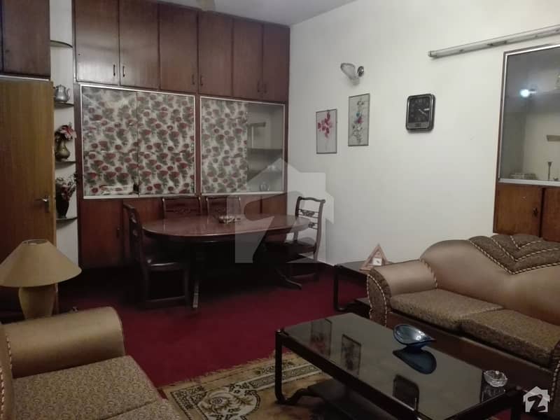 علامہ اقبال ٹاؤن لاہور میں 4 کمروں کا 10 مرلہ مکان 2.5 کروڑ میں برائے فروخت۔