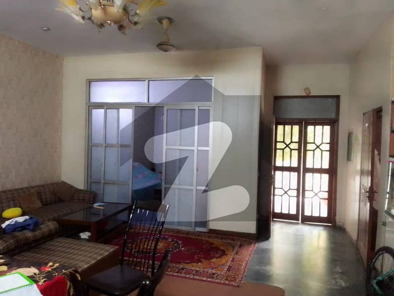 سکھ چین گارڈنز ۔ بلاک بی سکھ چین گارڈنز لاہور میں 2 کمروں کا 10 مرلہ مکان 2.45 کروڑ میں برائے فروخت۔