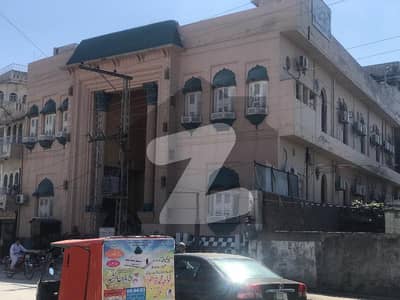 جناح روڈ گجرات میں 1.45 کنال عمارت 16.5 کروڑ میں برائے فروخت۔