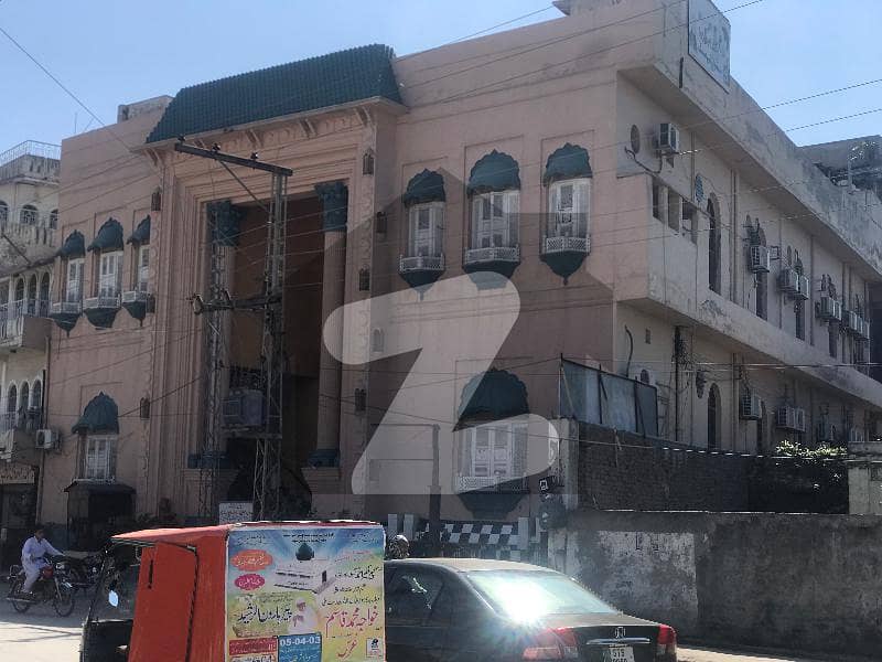 جناح روڈ گجرات میں 1.45 کنال عمارت 16.5 کروڑ میں برائے فروخت۔