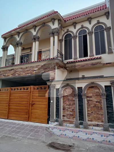 ایم اے جناح روڈ ملتان میں 5 کمروں کا 8 مرلہ مکان 1.3 کروڑ میں برائے فروخت۔